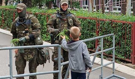Dečak u Zvečanu vojnicima KFOR-a poklanjao venčiće (FOTO)