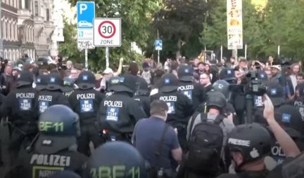 (FOTO/VIDEO) POBUNA U NEMAČKOJ ZBOG ŽENE KOJA JE NAPALA NEONACIOSTE! U Lajpcigu povređeno 50 policajaca i više demonstranata, buna i u Berlinu, Hamburgu, Bremenu...