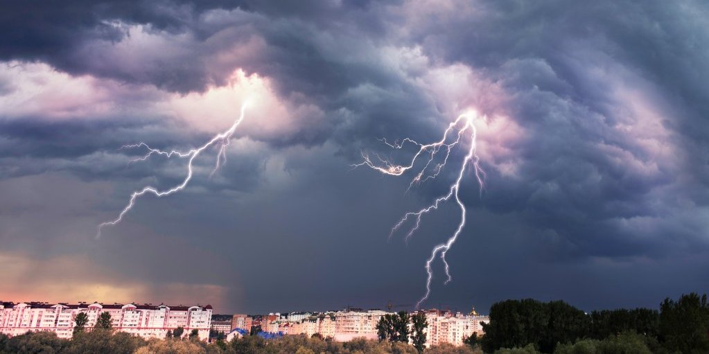 Nevreme koje se sručilo na Vojvodinu stiglo do Beograda: Munje paraju nebo nad prestonicom