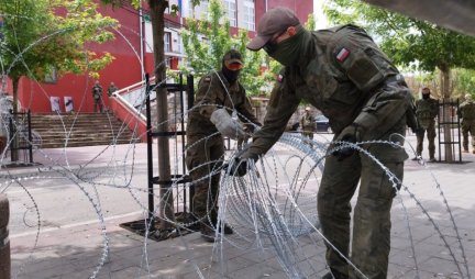KFOR UKLANJA BODLJIKAVU ŽICU U ZVEČANU! Ovo je znak deeskalacije situacije na Kosovu i Metohiji (FOTO)