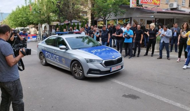 HTELI DA GAZE SRBE?! Vozilo "kosovske policije" iznenada uletelo među okupljeni narod koji protestuje! (FOTO/VIDEO)