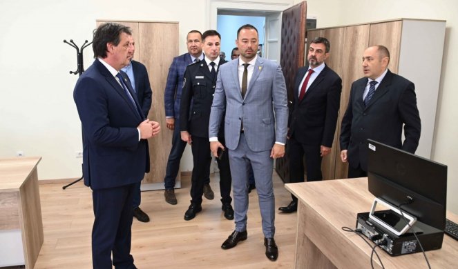 BOLJA I KVALITETNIJA USLUGA ZA GRAĐANE - Ministar Bratislav Gašić obišao renoviranu policijsku stanicu Savski venac
