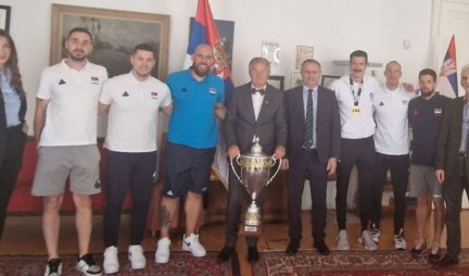 Srpski ambasador Nebojša Rodić ugostio reprezentaciju Srbije u basketu!