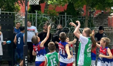 DECA U ZVEČANU ISPRED KORDONA KFORA IGRAJU KOŠARKU! Prijateljska utakmica basketa (VIDEO+FOTO)