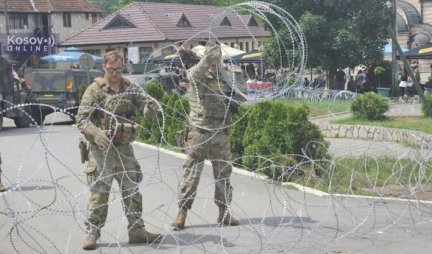 KFOR uklanja deo bodljikave žice u Leposaviću (VIDEO)