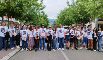 Srpski studenti ispred opštine Zvečan i kordona KFOR-a pojavili se sa majicama „Izađi mala“ (VIDEO)