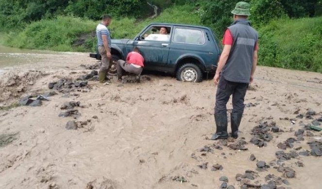 U PRIBOJU I DALJE KRITIČNO! Putevi razoreni, meštani odbranili kuće ali STRAHUJU OD NOVIH PADAVINA (FOTO)