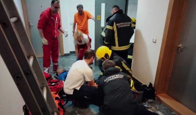DETALJI INCIDENTA U KRALJEVU: Radnici popravljali lift pa propali kroz okno, teško povređeni prevezeni u bolnicu