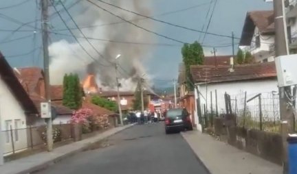NEVREME NAPRAVILO HAOS U NOVOM PAZARU: Izbio požar kada je grom udario u kuću, ulice poplavljene (VIDEO)