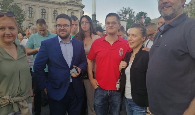 POLITIČKA EKIPA NA PROZAPADNOM PROTESTU! Pojavio se i NATO Vuk Jeremić!