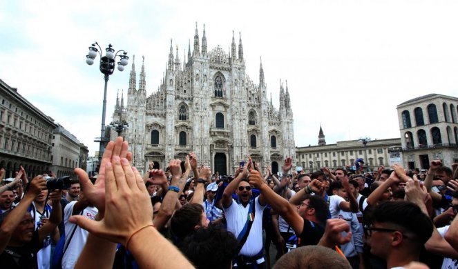 GRMI MILANO, DANAS U GRADU POSTOJI SAMO CRNO-PLAVA STRANA: Navijači Intera preplavili čuveni "Duomo"