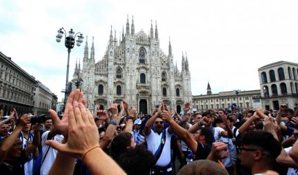 GRMI MILANO, DANAS U GRADU POSTOJI SAMO CRNO-PLAVA STRANA: Navijači Intera preplavili čuveni Duomo