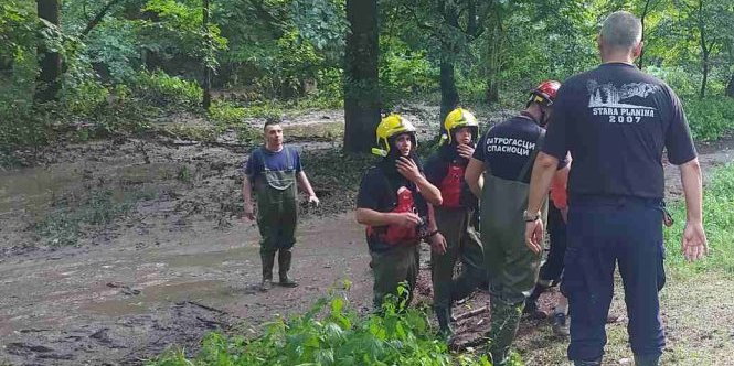 Drama u Jelašničkoj klisuri! Dve osobe zalutale na Suvoj planini - vatrogasci-spasioci u akciji (FOTO)