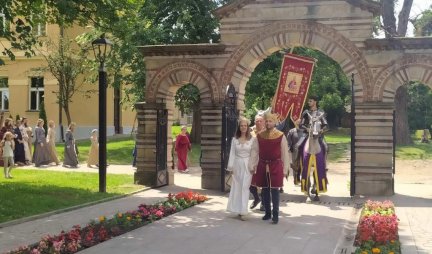 OVO JE DANAS NAJNEOBIČNIJA SVADBA U SRBIJI! U Kruševcu održano venčanje kao u vreme kneza Lazara (FOTO/VIDEO)