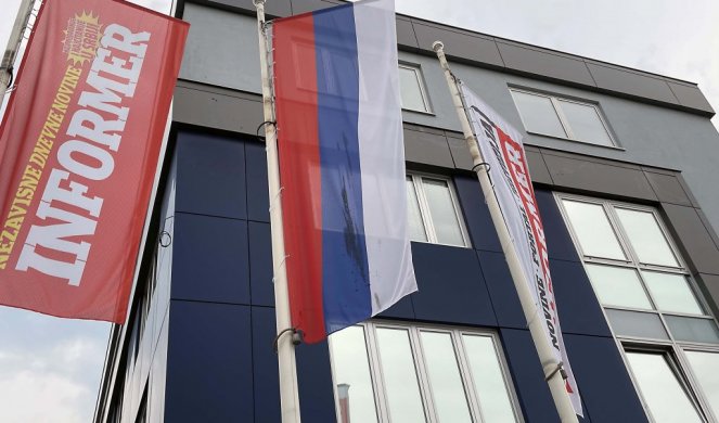 STOKA HEJTERSKA! Oskrnavili srpsku zastavu na ulazu u Informer! (FOTO/VIDEO)
