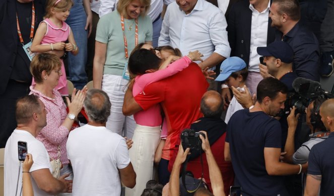 EMOTIVAN MOMENAT! Pogledajte kako je Novak sa porodicom proslavio trijumf (VIDEO)