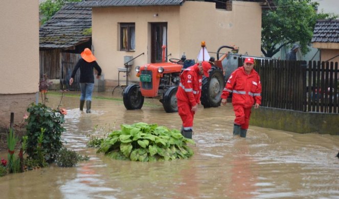 VODA IM DOŠLA DO KUĆNOG PRAGA, MOLE BOGA DA NE PADA KIŠA! Poplavljeno svilajnačko selo Vojska (FOTO)