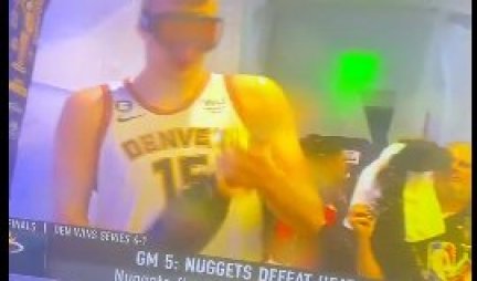 LUDNICA U SVLAČIONICI! Jokić stavio skijaške naočare i uzeo flašu šampanjca, NAVIJAČI ODUŠEVLJENI (VIDEO)