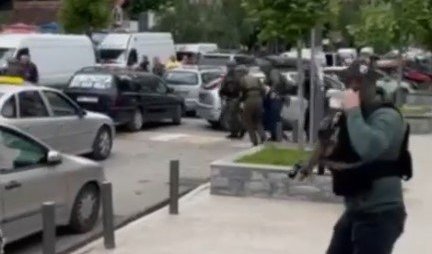 CEVI U GOLORUKE GRAĐANE! Novi snimak hapšenja na severu Kosova, Luneta odvode, a puške uperene u građane