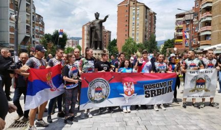 Šetnja podrške uhapšenom Milenkoviću u Kosovskoj Mitrovici, na čelu kolone deca sa peharima (FOTO, VIDEO)