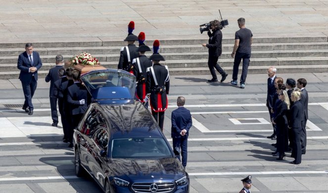 HILJADE ITALIJANA I STRANIH ZVANIČNIKA ISPRATILO BERLUSKONIJA NA VEČNI POČINAK! Bivši italijanski premijer biće kremiran, a pepeo položen u porodičnom mauzoleju (FOTO)