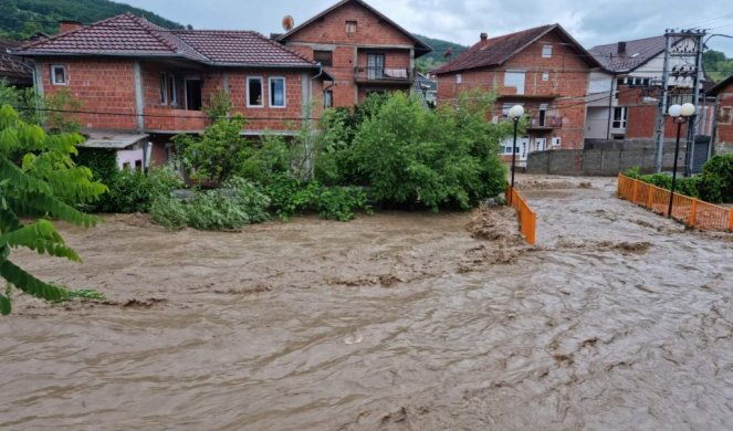 (VIDEO) U TOKU JE EVAKUACIJA - POTOP U NOVOM PAZARU! VODA NA ULICAMA VEĆ IZNAD KOLENA! I RASTE!  Reke se izlile, najkritičnije u naselju Ćeramidžinica !