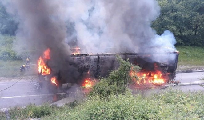 DETALJI JEZIVOG POŽARA KOD NOVE VAROŠI! Povređen vozač kamiona, incidentu prethodila eksplozija, meštani unemireni (FOTO i VIDEO)