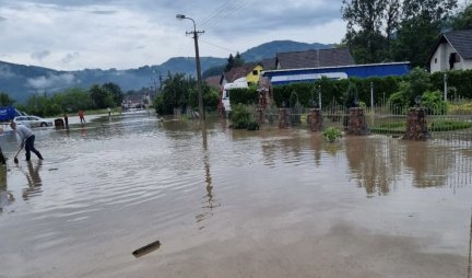EVAKUISANO 25 LJUDI IZ VODENE BUJICE! Katastrofalno stanje u Kosjeriću, obilna kiša ponovo napravila haos!