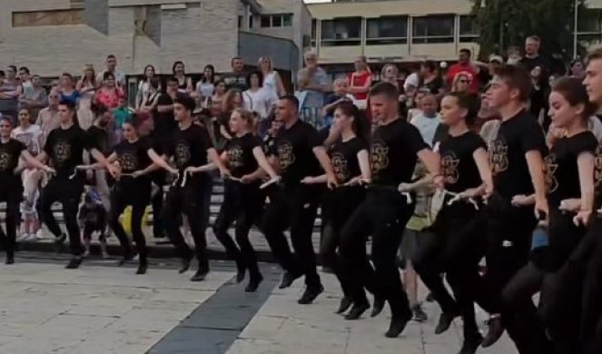BRAVO, OMLADINO! POGLEDAJTE OVE FENOMENALNE KLINCE KAKO IGRAJU UŽIČKO KOLO! Srpkinje i Srbići opleli svoj tradicionalni ples pred celim gradom (VIDEO)