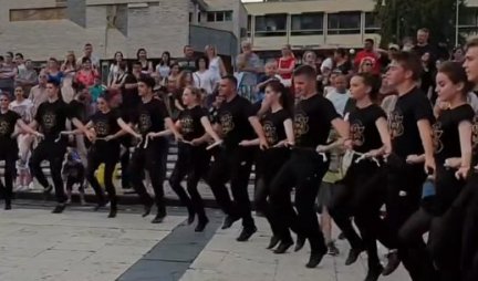 BRAVO, OMLADINO! POGLEDAJTE OVE FENOMENALNE KLINCE KAKO IGRAJU UŽIČKO KOLO! Srpkinje i Srbići opleli svoj tradicionalni ples pred celim gradom (VIDEO)