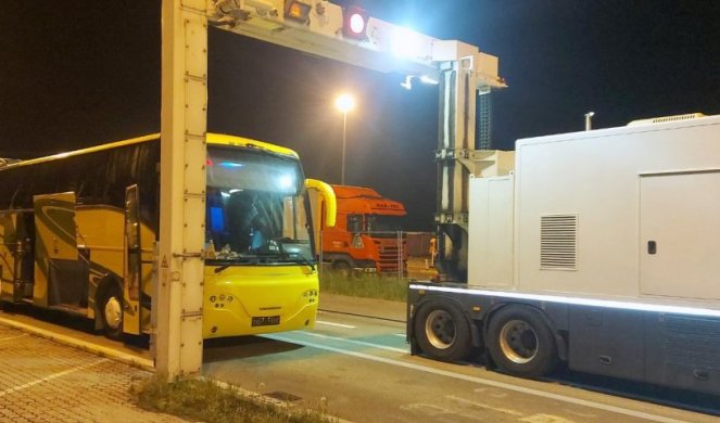 SPREČEN POKUŠAJ KRIJUMČARENJA NA GRANICI! Šokiraćete se kada budete videli gde su štekovali cigarete (FOTO)