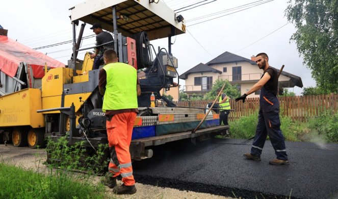 KRAGUJEVAC ZA "ČISTU SRBIJU"!  Sve je bolje kad je na ulicama novi asfalt (FOTO)