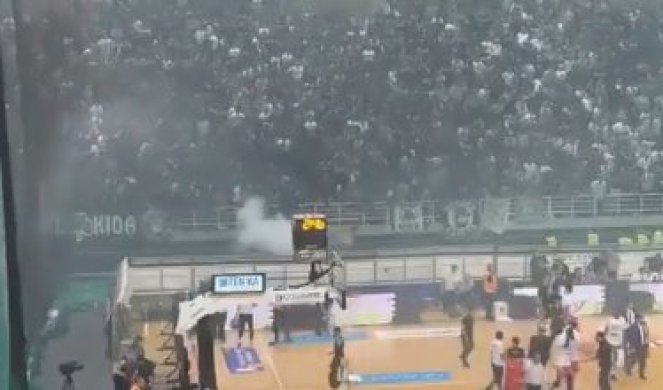 HOROR U GRČKOJ!  Navijači bacali flaše i baklje na klupu Olimpijakosa, DVORANA MORALA DA BUDE ISPRAŽNJENA (VIDEO)