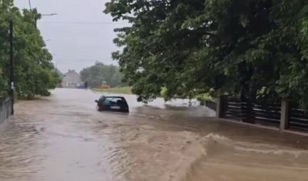 STRAŠNI SNIMCI POPLAVE STIŽU IZ ARANĐELOVCA: Umesto ulice, voda!