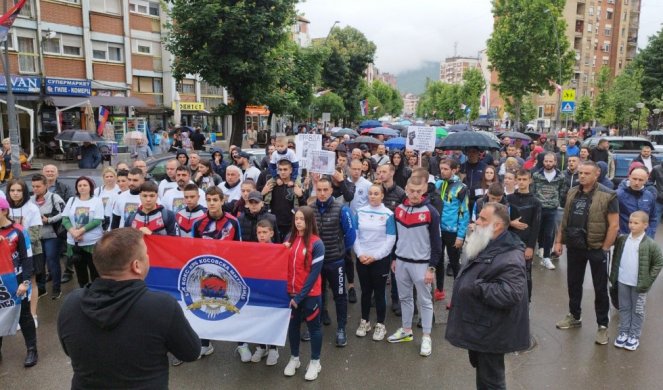 SRBI I DALJE MIRNO PROTESTUJU NA KOSOVU I METOHIJI! Mesec dana od upada Kurtijevih terorista u opštinske zgrade na severu pokrajine