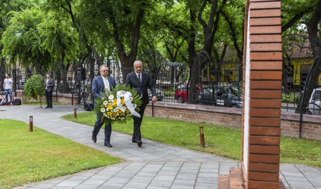 POLAGANJE VENCA NA SPOMENIK STRADALIM JEVREJIMA: Obeležena 79. godišnjica deportacije subotičkih Jevreja