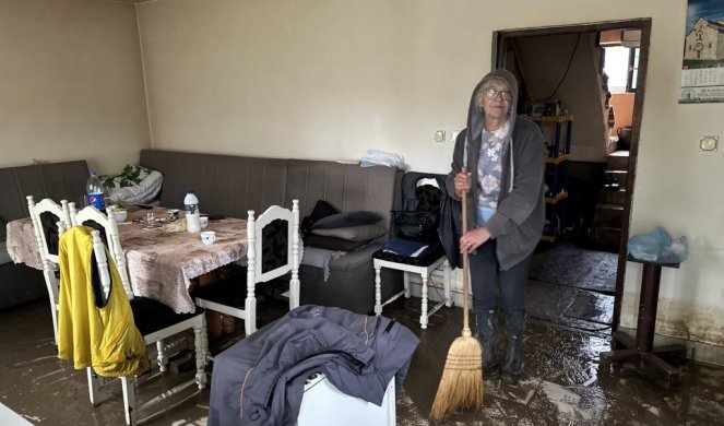 USTAJ, POPLAVISMO! ZA MINUT JE BILO METAR VODE! Meštani sela oko Kraljeva oka nisu sklopili SVE U KUĆI IM UNIŠTENO (FOTO/VIDEO)