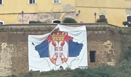 SKANDAL! Deo Novosađana pokušava da oskrnavi zastavu na kojoj se nalazi grb Republike Srbije i mapa Kosova i Metohije - VEĆI ŠIPTARI OD ŠIPTARA!