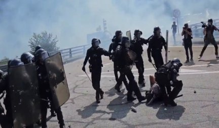 NOVI SNIMCI BRUTALNOSTI POLICIJE NAD DEMONSTRANTIMA: Zaleteli se na na one što koji su blokirali autoput (VIDEO)