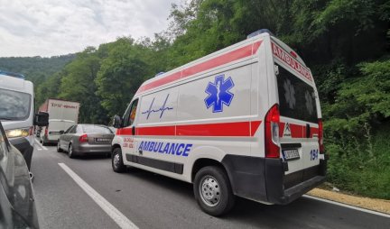 Sleteo autobus na putu Cetinje - Budva! Ima poginulih, pripadnici specijalne policije izvlače povređene