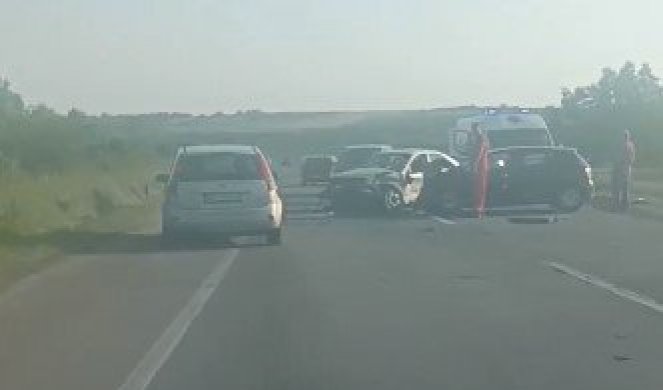 UŽASNA SAOBRAĆAJKA KOD UMKE! Direktan sudar dva automobila, Hitna pomoć pomaže povređenima, srča i delovi kola na sve strane (VIDEO)