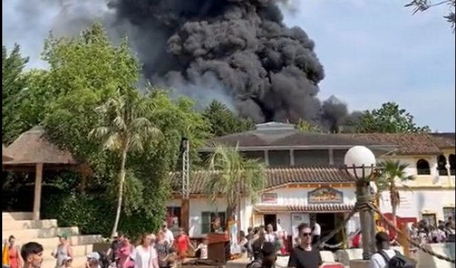 VELIKI POŽAR U ZABAVNOM PARKU U NEMAČKOJ! Crni dim se nadvio nad gradom, vatrogasci na terenu (VIDEO)