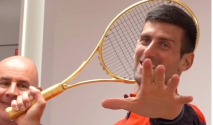 NOVAK ODUŠEVLJEN!  Fenomenalna rekacija našeg asa nakon što su mu poklonili POSEBAN REKET (VIDEO)