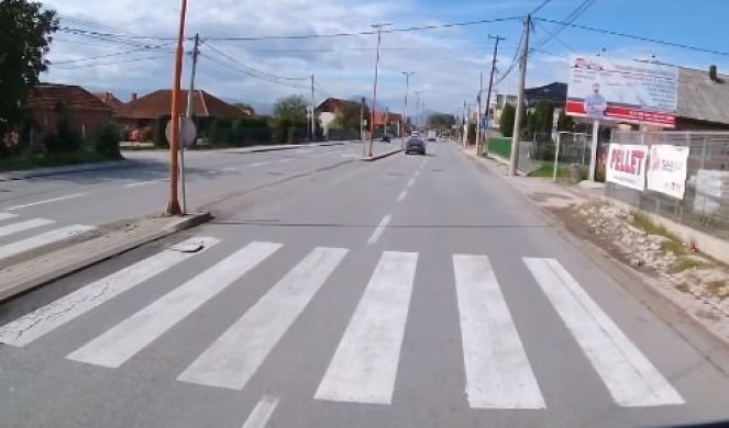 ĐAKE NA POLA PEŠAČKOG PRESEKAO BAHATI VOZAČ! Jeziv snimak iz Čačka: Deca pažnjom sačuvala sebi glavu (VIDEO)
