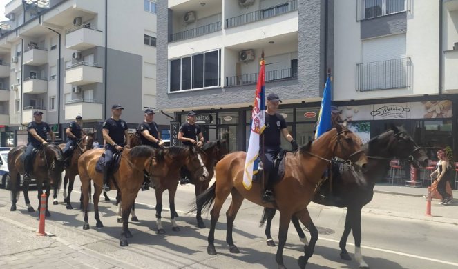 KRUŠEVAC OVO JOŠ NIJE VIDEO! Ulicama grada paradira četa konjanika (FOTO/ VIDEO)