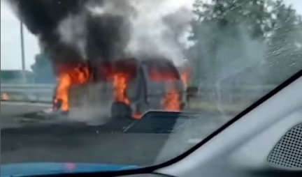BUKTINJA NA AUTOPUTU! Zapalio se automobil, intervenišu vatrogasci (VIDEO)