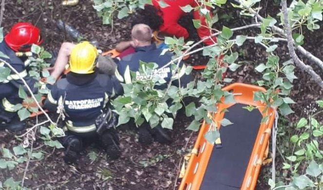 NEZGODA U UŽICU! Mladić (22) pao sa betonskih blokova u šiblje, spasili ga vatrogasci (FOTO)