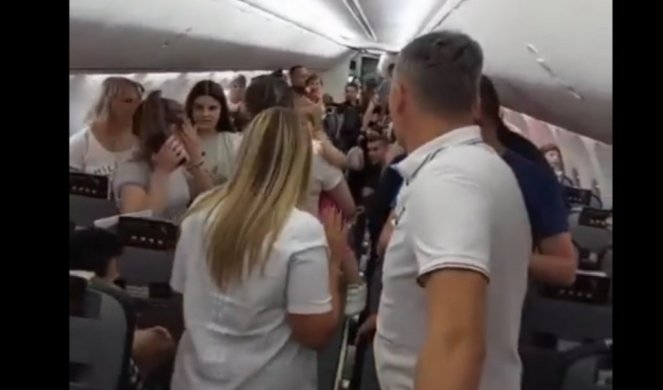 ŠOK OBRT DRAME U AVIONU! Novi snimci otkrivaju DA LI JE MUŠKARAC UDARIO ŽENU S DETETOM U NARUČJU, A KOJA JE ODBILA DA SE VEŽE (VIDEO)