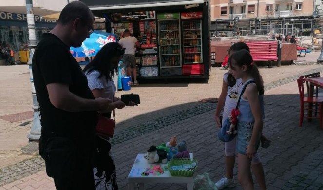 BRAVO! UGLEDAJMO SE NA OVU DECU! Lana i Darija iz Svilajnca pomažu Nini iz Novog Sada da skupi novac za tatino lečenje (FOTO/VIDEO)