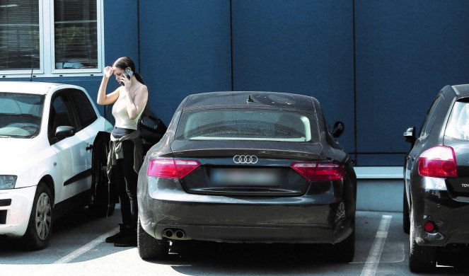 PAPARACO! ŠAVIJA PLAKALA NA PARKINGU! Starleta se slomila dok je telefonirala (FOTO)